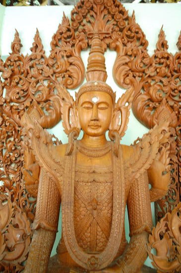 Es gibt auch Buddha's aus Holz