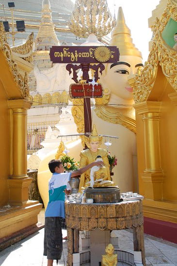Hier der Sunday Corner, d.h. der Buddha steht für den Wochentag, an dem Du geboren wurdest. Diesen mit Wasser zu übergiessen soll Glück bringen.
Haben wir dann mal gemacht 