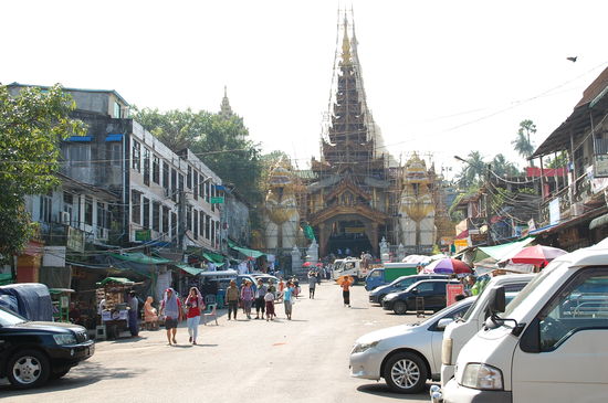 Die Strasse zum Ostaufgang.