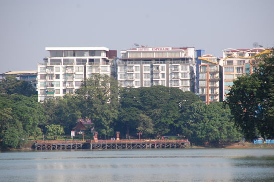 Unser Hotel vom See aus