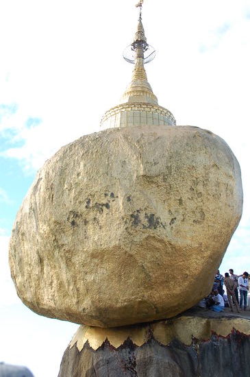 Wenn man rechts die Männer betrachtet, kann man sich das Ausmass des Felsen vorstellen