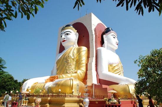 (die Buddha's sind knapp 30m hoch)