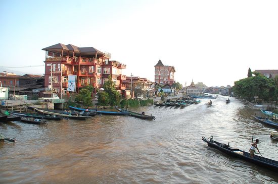 Hier fahren die Boote zum Inle See ab