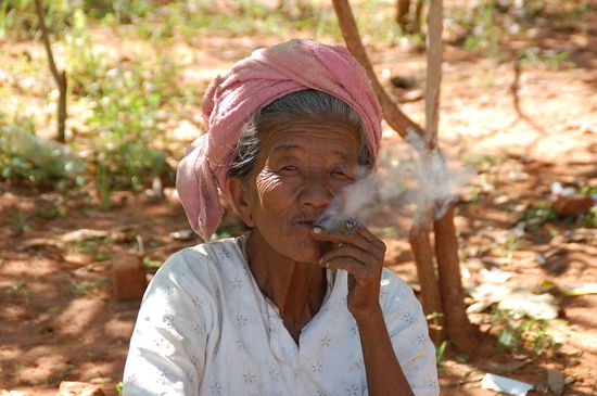 Auf die Frage, ob ich sie fotografieren darf, hat sie freundlich genickt und nochmal richtig tief an der Zigarette gezogen.
(Auch wenn kaum sichtbar, dieses Bild ist mit Copyright versehen!!!)