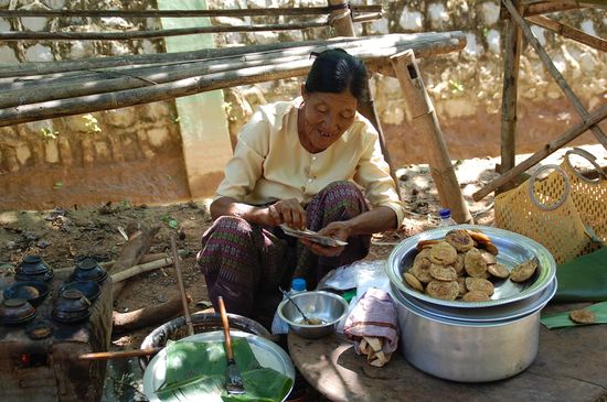 Hier haben wir mal eins probiert, war ungefähr so wie bei uns Waffel, nur diese haben vor Öl getrieft.