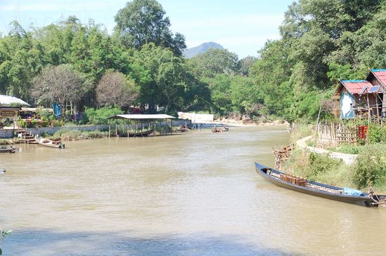 Dieser Fluss kommt aus den Bergen und bringt noch aufgewühlten Dreck (aus der Regenzeit) mit. Zayar sagt, in 1,2 Wochen ist das Wasser ganz klar.