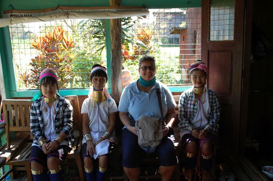 Die nächste Station war bei den Langhalsfrauen (die kannten wir ja schon von Thailand), haben aber trotzdem gegen eine Spende ein Foto gemacht. Im Shop haben wir aber nichts gekauft.