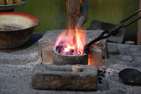 Hier werden die Steine mit dem Silber erhitzt und das Silber verflüssigt sich und wird dann zu kleinen Balken gegossen
