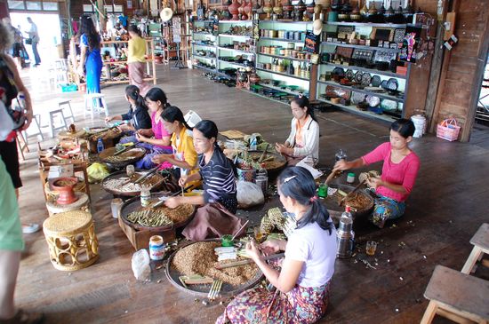 Die Frauen sitzen vor ihren Körben mit Tabak und drehen den ganzen Tag Zigarillos. (ca. 500 pro Tag meinte Zayar)
Hätte ich den ganzen Tag zuschauen können