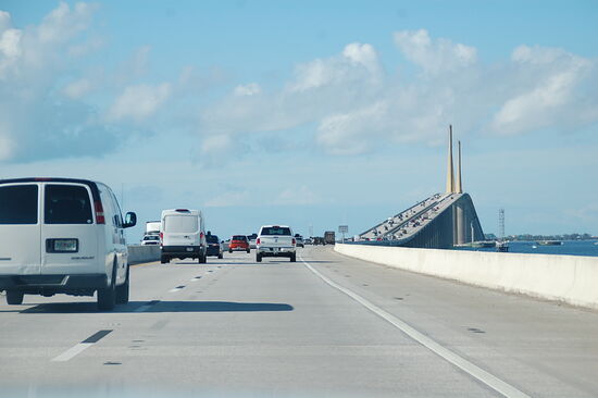 Rechts sieht man, wie die Brücke steil nach oben geht.