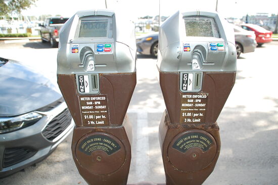 An den Parkuhren kann man auch mit Kreditkarte bezahlen