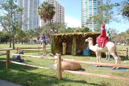 Eine Krippe steht auch schon. Hier wird überall für Weihnachten dekoriert.