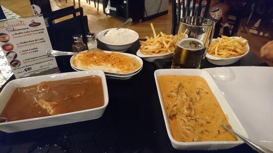 Hier werden 2 Preise auf die Karte geschrieben, f. d. kleine und für die große Portion. Wir hatten die kleinen.... Eine hätte dick gereicht... Aber es war lecker �