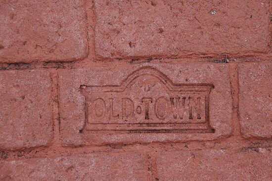 Diese Pflaster ziehen sich die ganze Straße lang