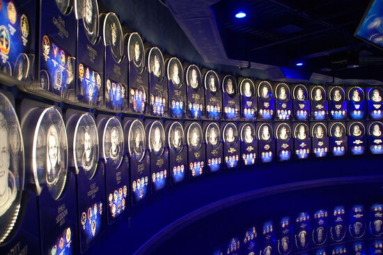 Hier sind alle Raumfahrer/innen mit ihren Einsätzen verewigt.