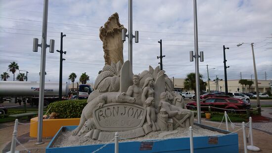 Sandskulptur vor dem Laden