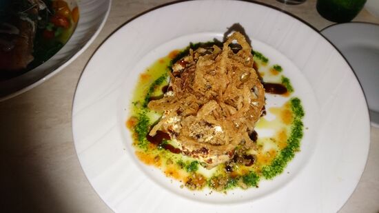 Walnusshühnchen mit Ziegenkäse, gerösteten Zwiebeln und Kartoffelpürree mit Basilikum/Balsamico Dekoration
