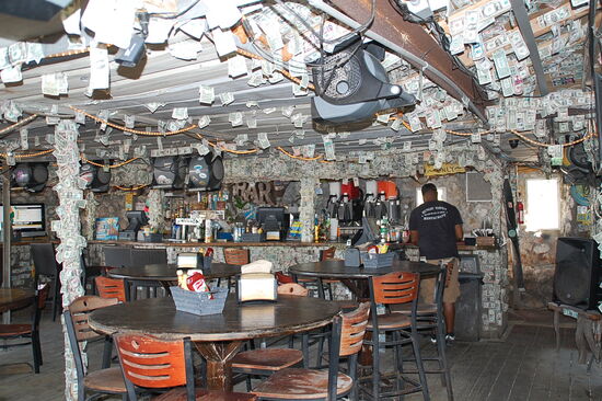 Überall hängen 1 $ Scheine an der Decke und an den Wänden festgetackert.