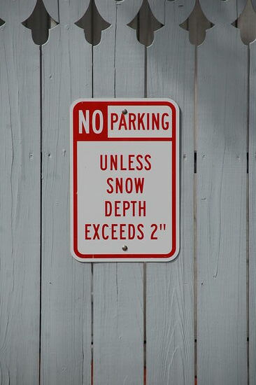 Parken verboten, es sei denn die Schneehöhe überschreitet 2"
