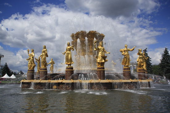 Brunnen auf dem Ausstellungsgelände, zeigt die Nationaltrachten der Frauen aus den ehemals verbündeten Republiken
