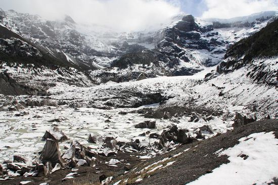 Geroell und Eiszunge des Gletschers