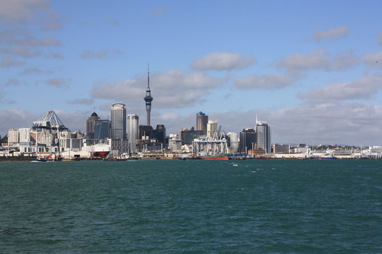Blick von der Fähre auf Auckland