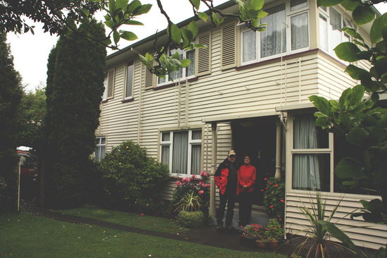 Weltenbummler vor dem Gästehaus