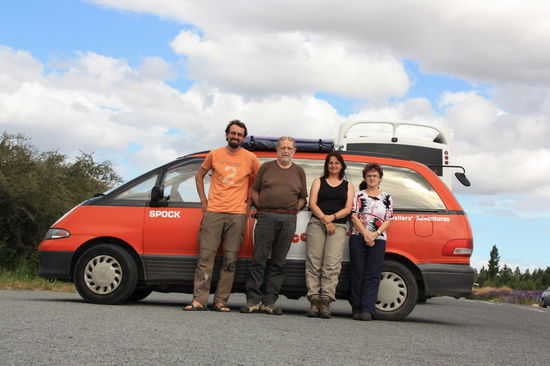 Raumschiffbesatzung von links 
Leutn. A; Kapitän R; Putz- und Kochpersonal G und U