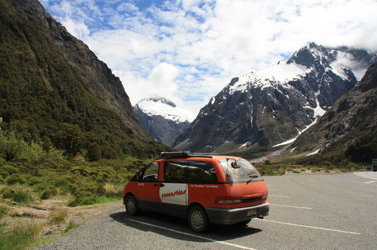 Spaceship in den Bergen