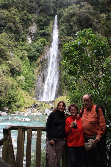 Wasserfall mit glücklicher Familie