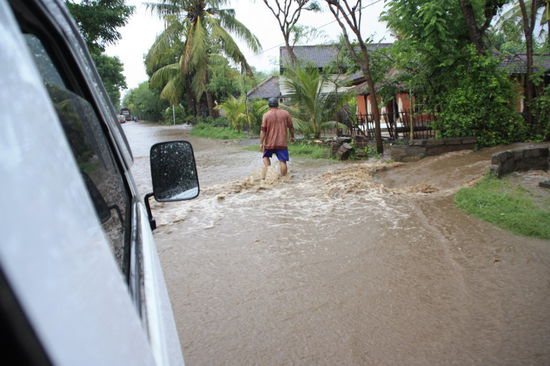 gerade noch Straße, jetzt ein Fluß