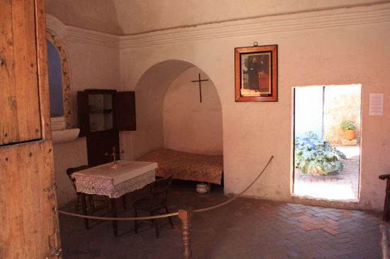 Nonnenzelle - erdbebensicher unter dem Bogen