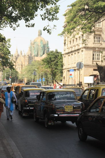 eine normale Nebenstraße in Mumbai (entspannter Verkehr)