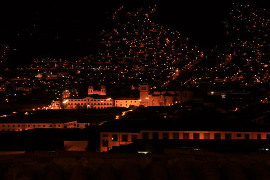Nachts ueber den Daechern von Cuzco