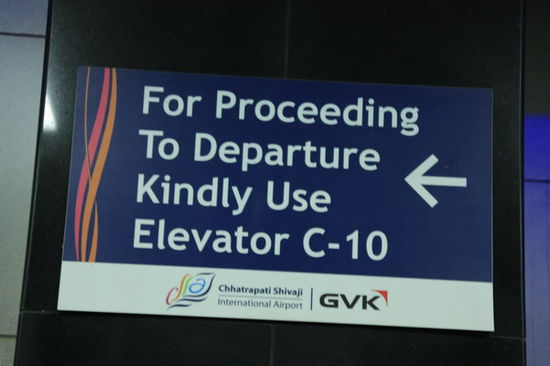 Bitte benutzen Sie den Lift C-10 zur Abflughalle