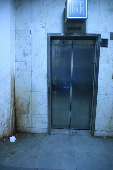 Passagierlift auf dem internationalen Flughafen Bombay, nicht wirklich zu finden, oder?