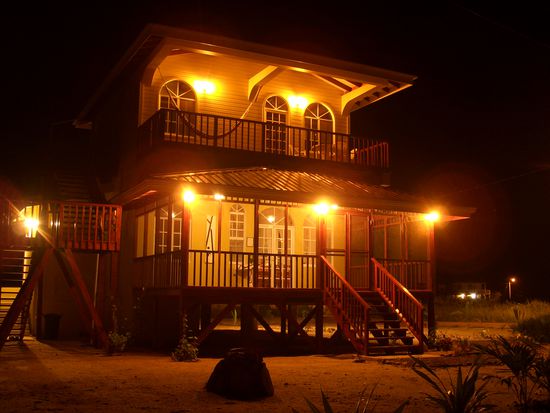 Unser Haeuschen - oben unsere kleine Wohnung und unten das Restaurant DANUBE im Jahr 2008