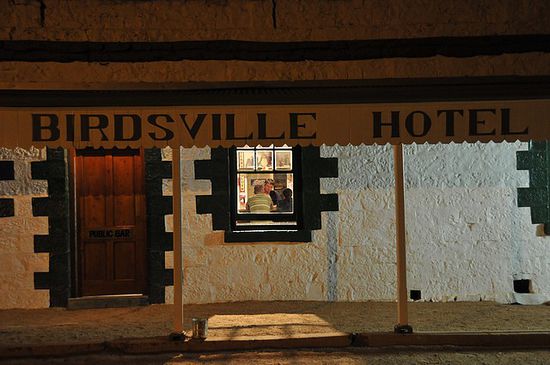 Das Birdsville Hotel ist eine Institution, der Inbegriff eines Outbackpubs. Manch einer fliegt nach arbeitsreichem Tag hierher, um ein kuehles Bier zu geniessen.
