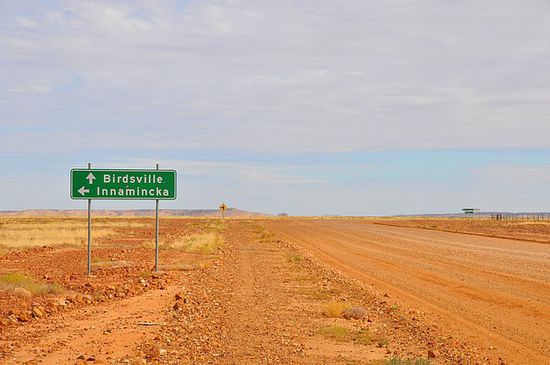Verlorener Wegweiser an der Strasse zwischen Windorah und Birdsville. Hier kann man sich entscheiden, ob man nach Innamincka abbiegt. Dort ist es noch einsamer.