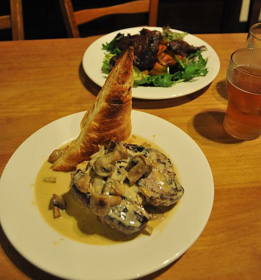 Wer nach langer Reise durch das Nirgendwo mal wieder etwas anderes auf dem Teller haben moechte, wird hier auch nicht enttaeuscht. Das Angebot uebersteigt den sonst ueblichen "Works Burger with the lot".