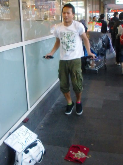 er traegt dazu 2 unterschiedliche Socken!