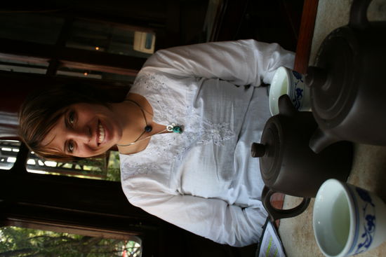 morgens im teehaus mit schlotze gruentee