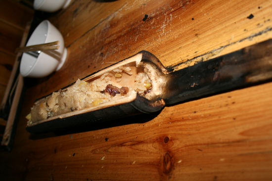 reis in bambus, gegahrt am lagerfeuer.