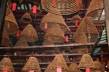 Raeucherspiralen mit Wunschzettel im Man Mo Tempel