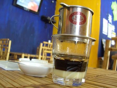 Vietnamesischer Kaffe mit suesser Kondesnmilch.
Sehr stark, sehr lecker