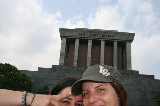 Herr Ho Chi Minh ist zwar grad in Russland um sich neu balsamieren zu lassen, aber sein Mausoleum ist trotzdem recht eindruecklich 