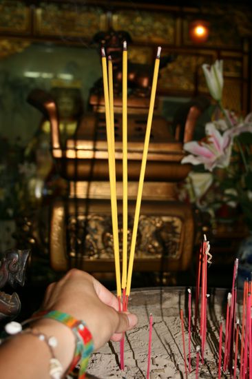 und Hannah Raecherstaebchen in einerm Tempel an.