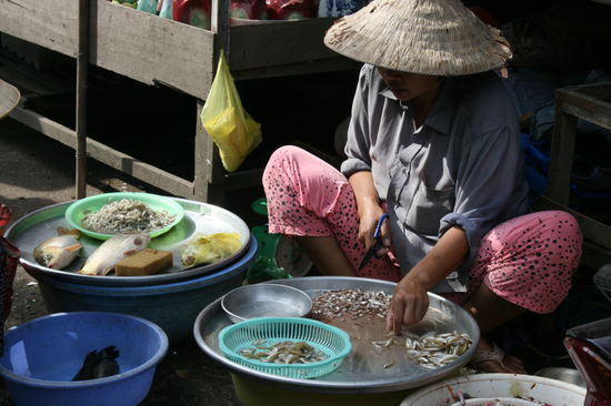die Fische werden mit der Schere ausgenommen. besser gesagt, den kleinen nur der Kopf und Flossen abgeschnitten