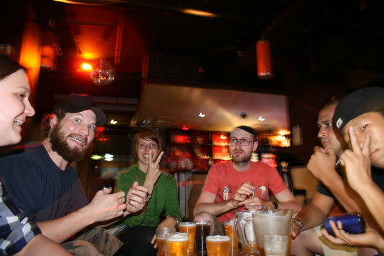 Ja, das waren unsere Zimmerkollegen beim weggehen.
Brasilien bleibt zuhause.