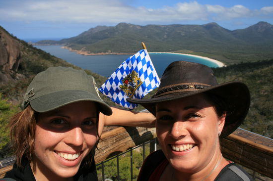 Wineglasbay mit 2 bayrischen Maedels